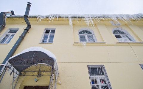 Коммунальщики в Кирове чистили крышу и пробили сосулькой стекло на балконе