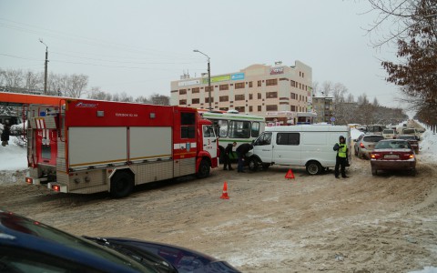 ДТП у автовокзала: после столкновения с "Газелью" автобус отбросило на обочину