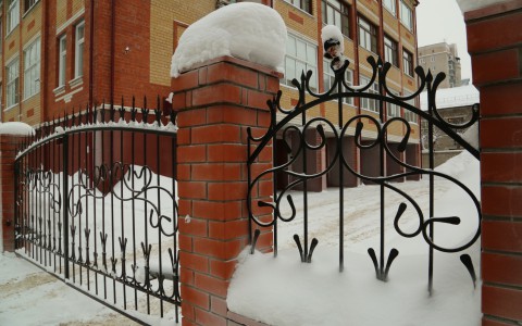 В элитном доме на Пятницкой вырезали двери гаража, чтобы устранить прорыв трубы