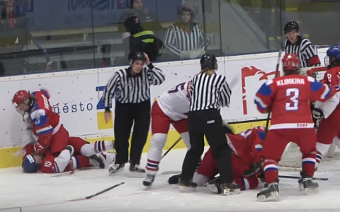 Видео: девушки из России и Чехии подрались на льду во время Чемпионата мира по хоккею