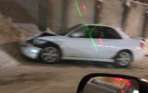 В Кирове на стоянке у крупного торгового центра Subaru влетел в бетонную стену