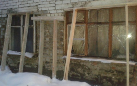 Разрушающуюся стену дома в Кирове вместо ремонта  подперли балками