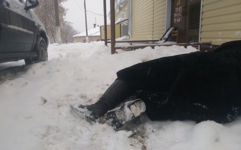 В Кировской области на дороге найдено тело 20-летней девушки