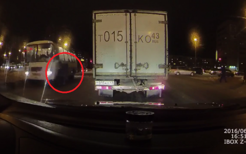 В Кирове мужчина на ходу повис на двери автобуса