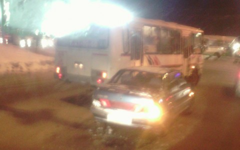 На Филейке автобус столкнулся с ВАЗом: образовался затор