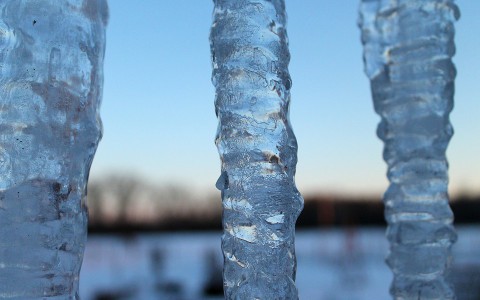 В Кирове появилась сосулька длиной 3 этажа