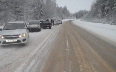 В Кирово-Чепецке "четырнадцатая" сбила водителя, меняющего колесо