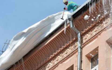 В Кирове на ребенка упал снег