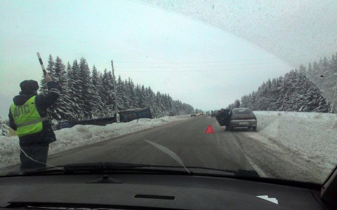 На трассе в Кировской области столкнулись четыре машины: пострадала женщина