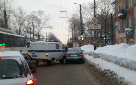В Кирове у кинотеатра «Дружба» полицейский «уазик» протаранил иномарку