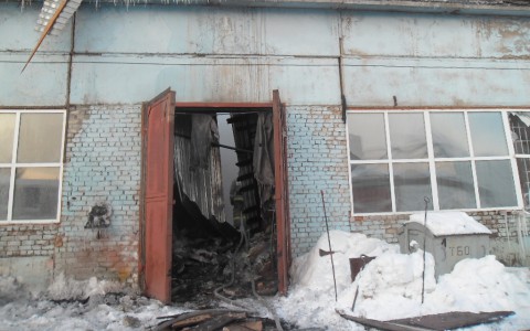 В Кирове сгорел цех по производству мебели