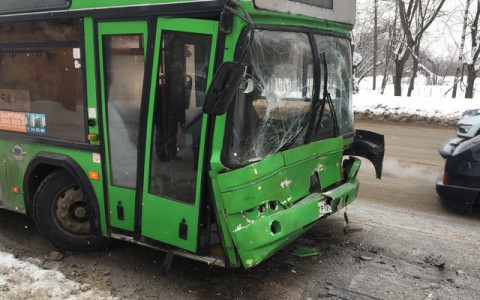 На ОЦМ столкнулись автобусы 54 и 74 маршрута: пострадали четыре человека