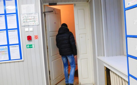 В Кирове парень украл с почты посылки с оружием внутри