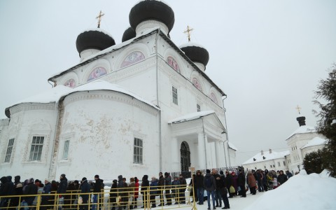 Фоторепортаж: сотни кировчан выстроились в очередь за святой водой