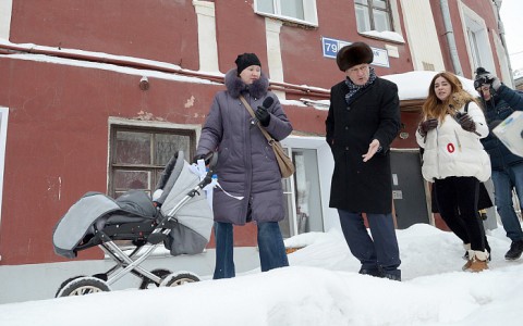 Глава региона с коляской проверил кировские заснеженные тротуары