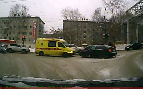 Дорожная драма на Зональном: после ДТП медикам пришлось силой удерживать неадекватного пассажира