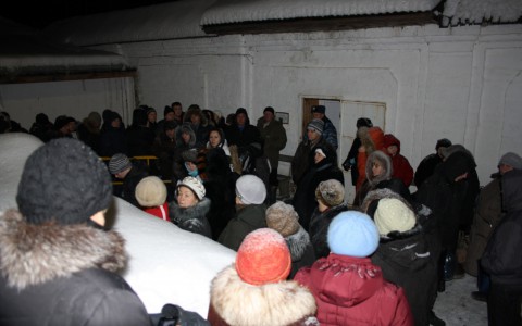 Верующие не смогли набрать святую воду ночью в Трифоновом монастыре