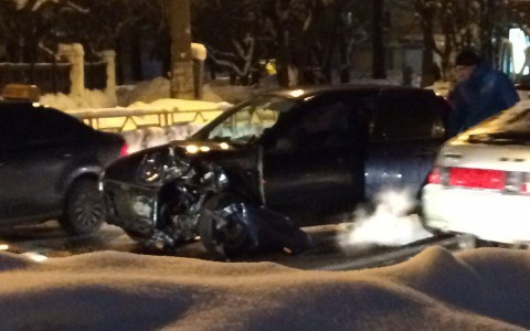 3-летний мальчик получил переломы в результате ДТП на Октябрьском проспекте