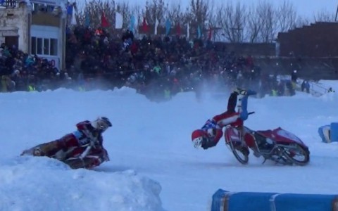 Мотогонщик сломал обе руки во время гонки на льду в Кировской области