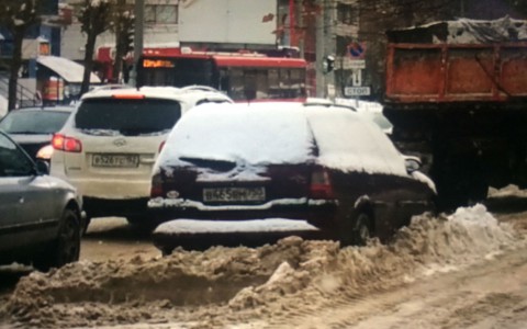 В Кирове авто оказалось на середине дороги после очистки обочин от снега
