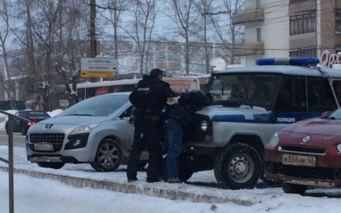 В Кирове на улице Попова полицейские задержали пару, которая воровала элитный алкоголь