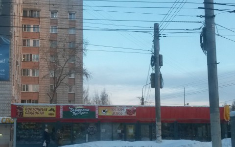 Незаконно построенный павильон на Юго-Западе продолжает работать после запрета суда