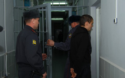 В Кирове трое мужчин обманом забирали у горожан квартиры