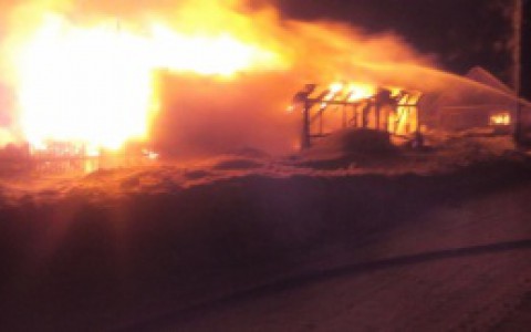 Жители Зуевки: "В пожаре погиб человек, а спасатели громко смеялись рядом с телом"