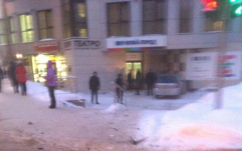 В Кирове автомобиль врезался в торговый центр