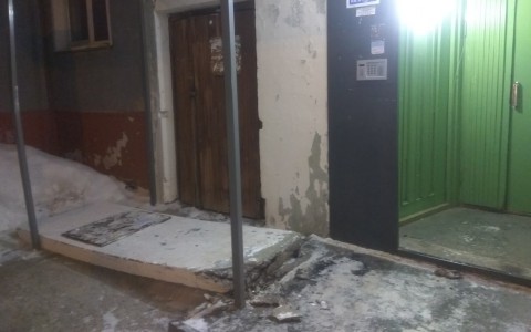 В подъезде кировского дома отвалилась бетонная плита