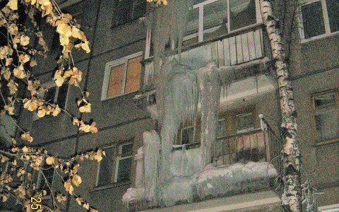 В Кирове выросла трехэтажная сосулька