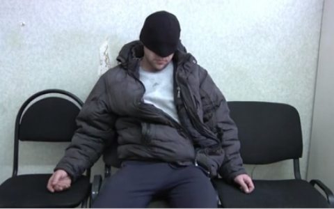 В Кирове мужчина схватил за шею продавца и забрал из кассы все деньги