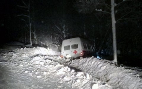 В Кировской области автомобиль скорой с пассажирами улетел в кювет