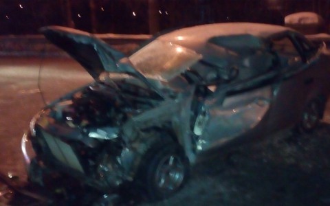 Очевидцы: в Кирове легковушка улетела под ГАЗель, водитель госпитализирован