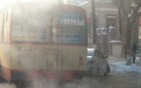 На Ленина легковушка врезалась в троллейбус: на дороге образовалась пробка