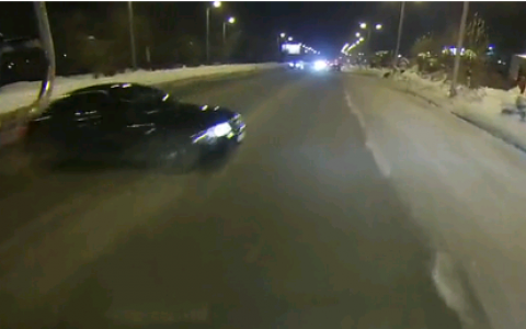 На Солнечной иномарка чудом ушла от столкновения с фурой