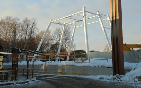 В Кирове началось возведение колеса обозрения у цирка
