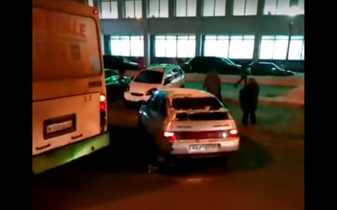 Видео: у администрации Кирова столкнулись ВАЗ и автобус 87 маршрута