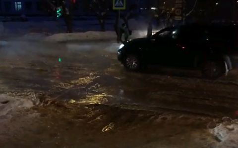 В центре Кирова в -20 прорвало трубу с холодной водой
