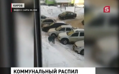 Кировчанина, чистившего тротуар бензопилой, показали по федеральному каналу