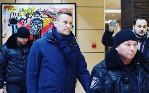 Приставы принудительно доставили Навального в Киров на заседание суда