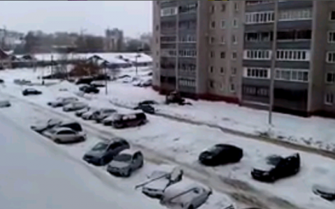 На Урицкого застрял трактор, который приехал чистить улицу от снега