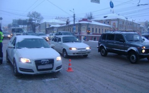 На Ленина «Ауди» сбила двух школьниц, которые переходили улицу на "зеленый"