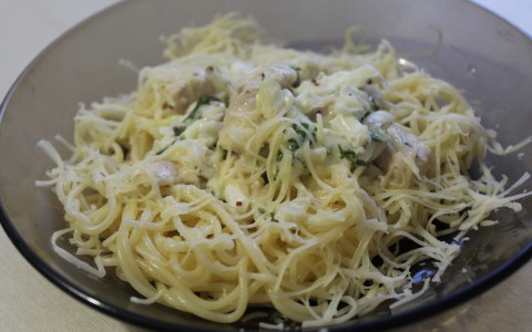 Вкусный обед: спагетти с курицей в сметанно-горчичном соусе