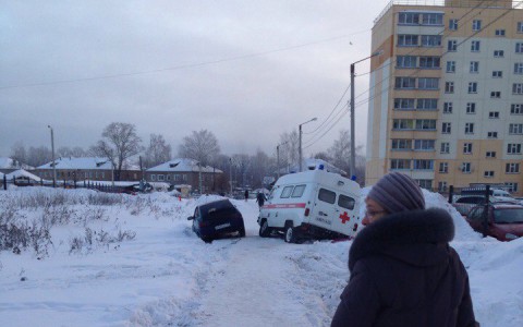 В Чистых прудах скорая заехала на тротуар и застряла в сугробе