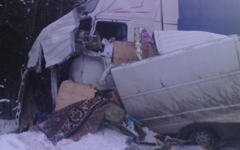 На трассе Киров - Нижний Новгород авто влетело в фуру: погибли два человека