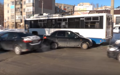 В Кирове внезапно выехавший "Опель" спровоцировал ДТП с троллейбусом
