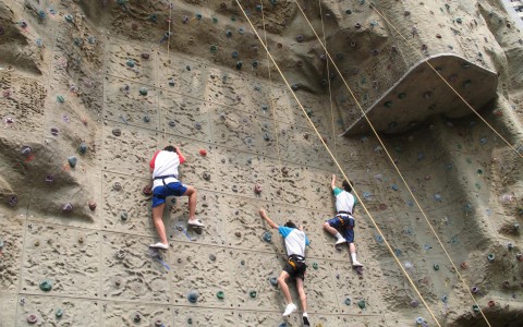 В Кирове школьник сорвался со скалодрома: ребенка срочно увезли в больницу