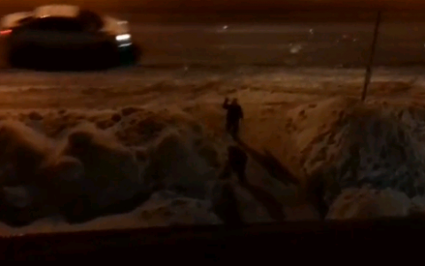 В Коминтерне дети бегали по улице с топором