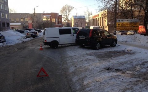 В Кирове иномарка без водителя врезалась в две машины